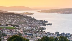 D'une manière générale, les communes situées au bord du lac de Zurich occupent toujours les premières places du classement.