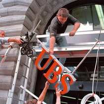 En décembre 1998, l’Union de banques suisses et la Société de banque suisse fusionnent pour donner naissance à la nouvelle UBS.