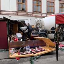 Après avoir percuté trois stands, le camion a terminé sa course contre une façade. Son chauffeur a été blessé. La police exclut toute préméditation à ce stade.