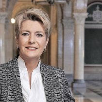 La conseillère fédérale Karin Keller-Sutter: «Sa tenue reflète une personne ferme, experte, compétente, crédible, tout en respectant sa féminité. Adaptée à sa position, sa silhouette et sa typologie chromatique.»