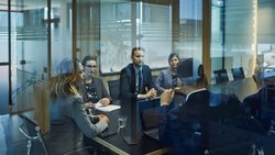 En 2022, seules 47% des personnes ont déclaré se sentir très à l'aise avec une femme comme CEO. Un an auparavant, ils étaient encore 54%.
