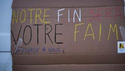 Image d'illustration d'un slogan brandi par les manifestants, la veille, dans les Pyrénées-Atlantiques.
