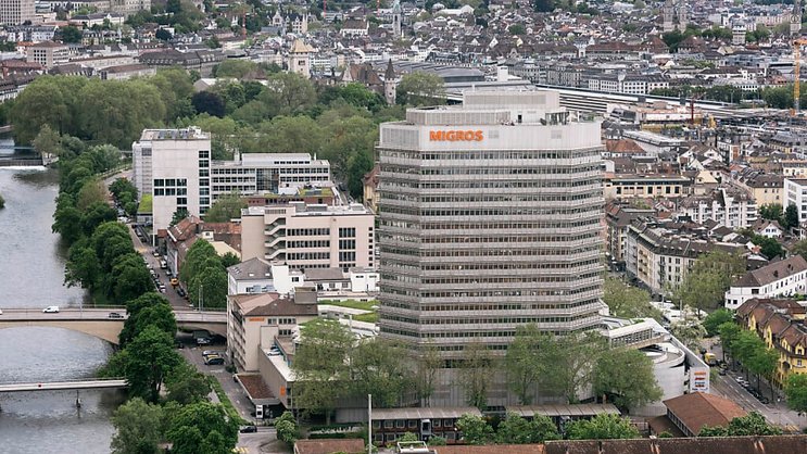 Greenpeace a voulu rappeler à Coop et Migros "qu'ils n'atteindront pas leurs objectifs climatiques s'ils continuent de vendre toujours autant de viande". (archives)