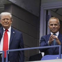 Jean-Frédéric Dufour (d.) et Donald Trump (g.) début septembre lors de la finale de l'US Open à New York.