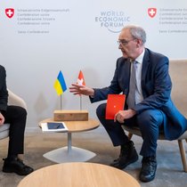 En marge du Forum économique mondial à Davos, le président ukrainien Volodymyr Zelensky avait demandé au président de la Confédération Guy Parmelin que des entreprises suisses actives dans le secteur énergétique lui viennent en aide (archives).