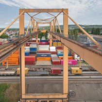 La Confédération prélève des droits de douane sur plus de 6000 produits importés. Photo: des containers de marchandises qui arrivent à Bâle.