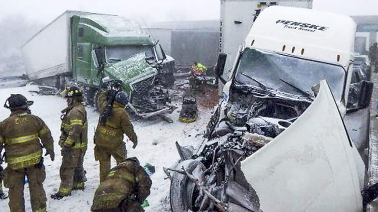 La tempête a aussi eu ses conséquences sur les routes, comme cet accident dans la région d'Erie (Ohio) qui avait fait quatre morts vendredi dernier.