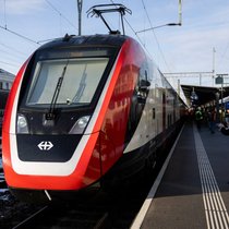 Le trafic voyageurs international reste un défi. Certains trains arrivent avec des retards en Suisse, en particulier en provenance de l'Allemagne, ce qui a des répercussions sur la ponctualité ici. Afin d'y remédier, les CFF mettent notamment en service des trains de remplacement du côté suisse.