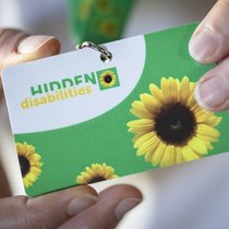 Le cordon "tournesol" destiné aux voyageurs présentant un handicap invisible est désormais disponible dans tous les centres de voyage CFF de Suisse. (Photo d'archive)