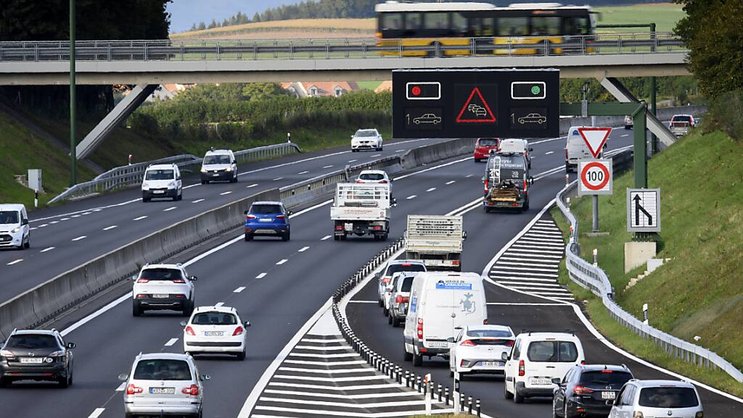 Les voitures électriques affichent une hausse de plus de 50% d'annonces supplémentaires, soit un total de 27'000. (KEYSTONE/Laurent Gillieron)
