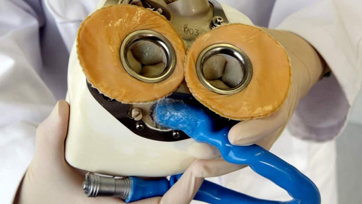 Le pionnier du coeur artificielle implantable espère pouvoir continuer à assurer le suivi des patients déjà greffés. (archive)