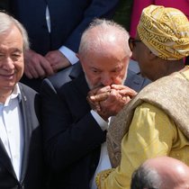 Le président brésilien Lula, dont le pays accueille à Bélem le sommet de dirigeants mondiaux en prélude à la COP30, salue ici Netumbo Nandi-Ndaitwah, la présidente de la Namibie, au côté du secrétaire général de l'ONU Antonio Guterres.