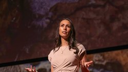 Gaya Herrington est vice-présidente de la recherche en développement durable chez Schneider Electric, une multinationale active dans la transition énergétique. Elle est également membre du Club de Rome, groupe de réflexion, basé en Suisse, qui analyse les défis globaux urgents et complexes. Avant cela, cette femme de 43 ans était conseillère au sein de la société d’audit et de conseil KPMG US, où elle a conseillé pendant des années des multinationales en tant que directrice des Sustainability Services. Cette scientifique néerlandaise de nationalité américaine est titulaire d’un master en économétrie de l’Université Vrije d’Amsterdam et d’un master en durabilité de l’Université Harvard.