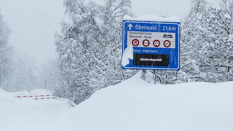 Un panneau indique la route pour le ferroutage à la Furka. (archives)