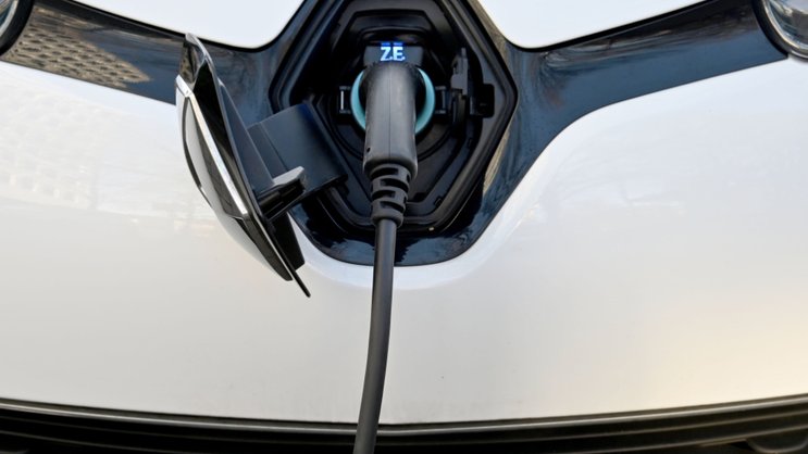 La marque au losange, qui a abandonné en 2024 la production de son petit modèle électrique phare Zoe, prend désormais seules les commandes de la co-entreprise Flexis.