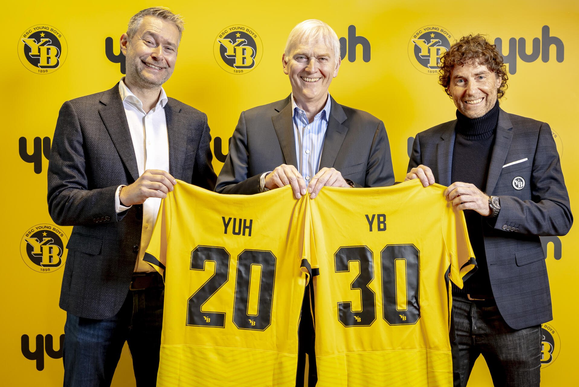 Ceux qui ont le budget : le directeur de Yuh Jan De Schepper (à gauche) avec le CEO de Swissquote Mark Bürki (au centre) et le président des YB Marcel Brülhart lors du lancement du partenariat de sponsoring.