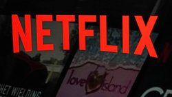 Netflix met ainsi la main sur les séries et films de Warner Bros, allant des classiques comme Casablanca et Citizen Kane aux plus récents comme Harry Potter et Friends (archives).