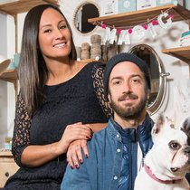 Les clients de Sabrina et Fred Cornudet apprécient les bijoux faits main présentés dans leur boutique.