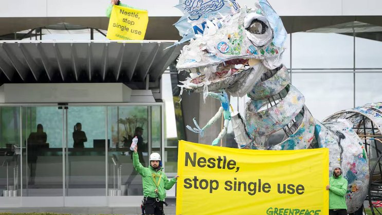 En 2019, des activistes de Greenpeace ont confronté un monstre de plastique à Nestlé. L'action dénonçait la pollution par le plastique à usage unique.