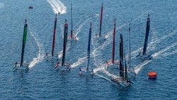 Les équipes de SailGP lors de l’étape de Saint-Tropez. Ces bateaux naviguent en flotte à des vitesses proches des 100km/h et offrent un spectacle époustouflant.