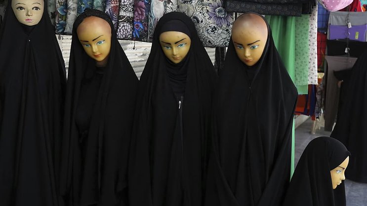 Des mannequins vêtus d'un tchador sont exposés dans un magasin situé devant le sanctuaire de Fatima Masumeh dans la ville de Qom, à quelque 125 kilomètres au sud de la capitale Téhéran, en Iran (Archives).