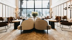 L’hôtel Ermitage offre un accueil chaleureux et familial, où tout est mis en oeuvre pour que les hôtes se sentent comme à la maison dans une ambiance détendue et confortable. L’hôtel cultive une «Swiss touch» qui se retrouve aussi bien dans la décoration des chambres que dans l’assiette, même si le chef d’origine napolitaine teinte ses plats d’influences méditerranéennes. Un régal.
