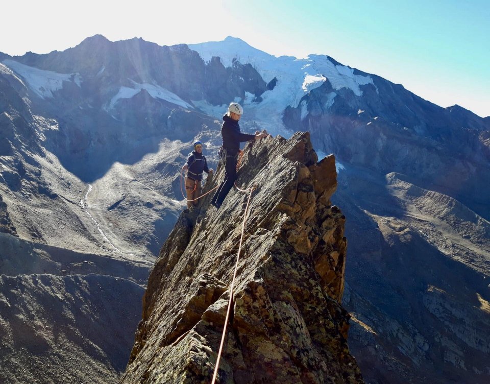 Etienne Eichenberger avec sa fille Ella, en pleine escalade, dans la vallée de Saas (VS)