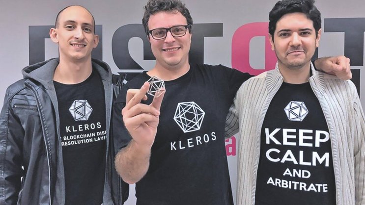 Federico Ast, CEO et cofondateur de Kleros (au milieu) et ses associés.