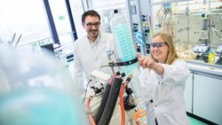 Roche dépense plus de 12 milliards de francs par an pour la recherche et le développement de nouveaux médicaments et diagnostics et figure en tête du classement des entreprises les plus innovantes de Suisse 2022.