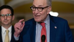 "La décision de Trump d'assouplir les sanctions sur la Russie est un nouvel exemple démontrant comment Poutine a été l'un des premiers bénéficiaires de la guerre, mal conçue et mal exécutée par le président Trump contre l'Iran", a assuré le chef de la minorité démocrate au Sénat, Chuck Schumer.