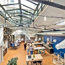 La société française Artdesk Group module les espaces dînatoires en des salles de séminaires ou des lieux de coworking interne