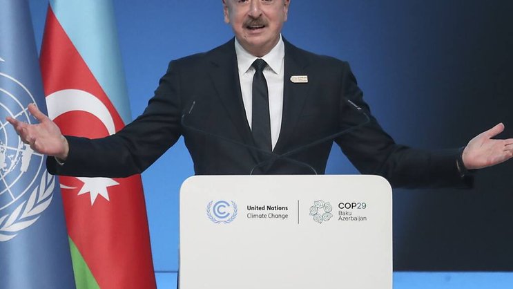 "Toute ressource naturelle, pétrole, gaz, vent, solaire, or, argent, cuivre: ce sont des ressources naturelles et on ne doit pas reprocher aux pays d'en avoir et de les fournir aux marchés, car les marchés en ont besoin", a dit le président azerbaïdjanais Ilham Aliev.