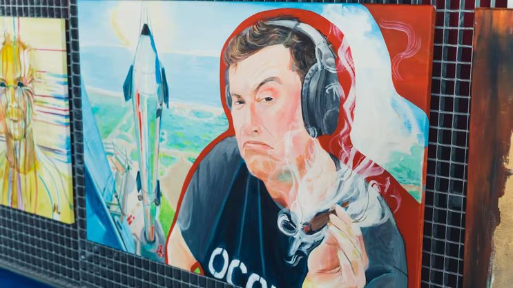En 2018, Elon Musk a fumé de la marijuana dans un célèbre podcast américain, peu après avoir affirmé ne pas consommer de drogues.