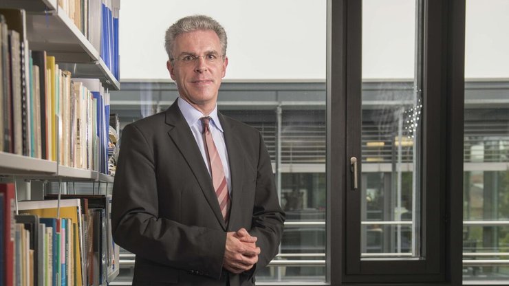 Sergio Rossi estime que la Suisse suit une trajectoire similaire à celle des Etats-Unis il y a trente ans, lorsque la modération salariale s’installait, jusqu’à la crise des subprimes en 2007.