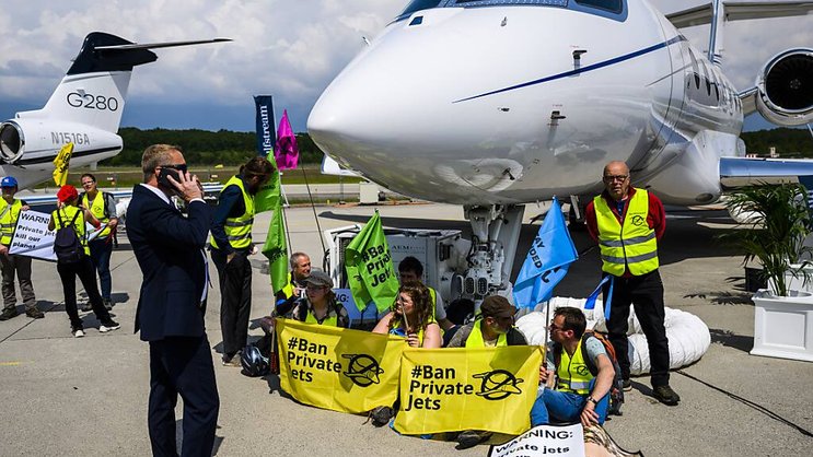 Des dizaines d'activistes du climat ont investi mardi le tarmac de Genève Aéroport où des jets privés sont exposés dans le cadre du European Business Aviation Convention & Exhibition. Ils ont provoqué l'interruption du trafic aérien.