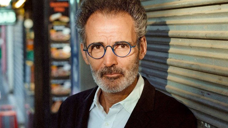 Olivier Sibony a travaillé plus de vingt ans au sein du cabinet McKinsey, à Paris, New York et Bruxelles. Ses domaines d’expertise sont alors la stratégie et la croissance dans la consommation.
