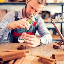 Le designer en écoconception aborde le cycle de vie d’un produit en prenant en compte son impact environnemental.