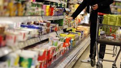 "Le but des grands distributeurs n'est pas de baisser les prix, mais de modifier l'image des prix qu'ont les consommateurs et cette image se fonde sur quelques articles symboliques", explique M. Inglard tout en prédisant que les prix dans l'alimentation vont poursuivre leur escalade.