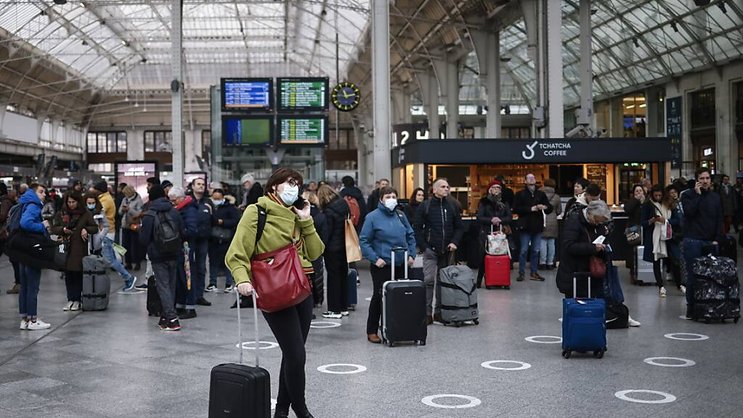 Les trains supprimés ou complets ont poussé de nombreux voyageurs à se tourner vers les autocars, le covoiturage ou à prendre leur voiture (archives).