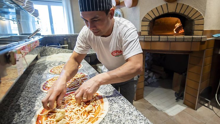 Les segments qui jusqu'ici profitaient de l'assouplissement des restrictions liées à la pandémie sont ceux qui ressentent le plus vivement le ralentissement de la marche des affaires, comme l'hôtellerie-restauration (archives).