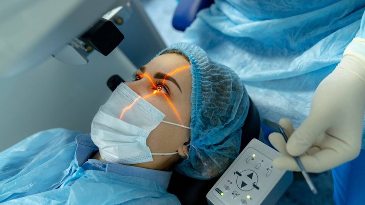 La chirurgie réfractive est de plus en plus populaire pour se passer de lunettes ou de lentilles. Malgré les excellents taux de satisfaction, un bilan préopératoire rigoureux reste indispensable pour limiter les risques.