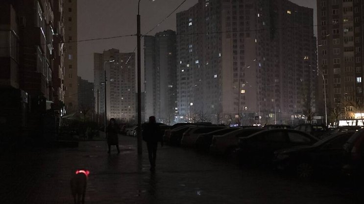 Près de la moitié des infrastructures énergétiques ukrainiennes sont hors d'usage à la suite des frappes russes qui se poursuivent, plongeant dans la pénombre et le froid jusqu'à 10 millions d'habitants, comme ici jeudi à Kiev.