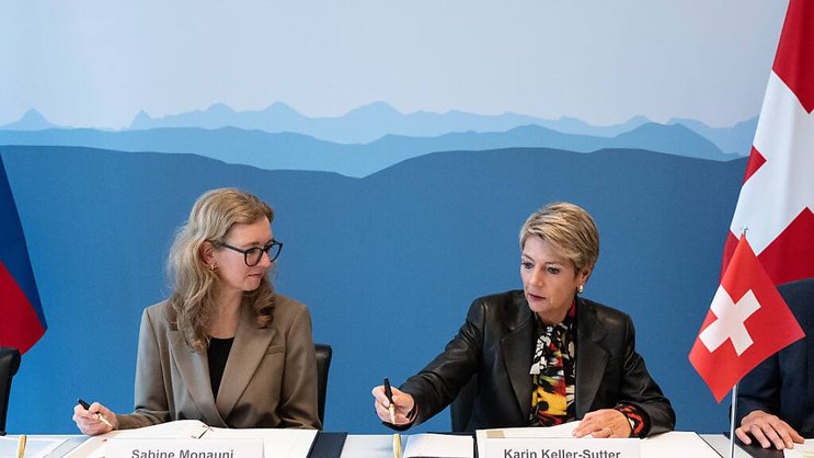 La conseillère fédérale Karin Keller-Sutter (à droite) et la cheffe adjointe du gouvernement de la Principauté du Liechtenstein Sabine Monauni ont signé jeudi à Berne un accord sur une reconnaissance mutuelle des exclusions de jeux.