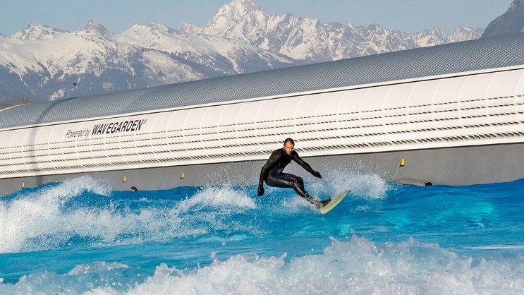 Alaïa Bay, Sion. Bassin de surf avec des vagues artificielles ici Adam Bonvin directeur du groupe Alaïa et concepteur du centre de surf.