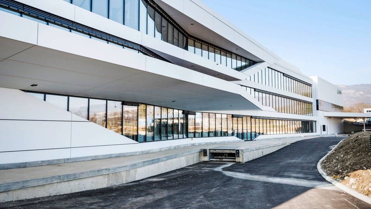 Cytiva a inauguré le 31 mai 2022, à Grens (VD), son nouveau site de production de 7400 m2, qui peut accueillir 250 salariés.