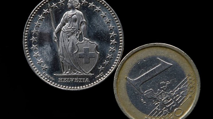 Vers 11h45, le franc s'échangeait pour 0,9233 euro, se relâchant quelque peu après avoir atteint la veille un nouveau record depuis le début de l'année à 0,9209 EUR/CHF. (archive)