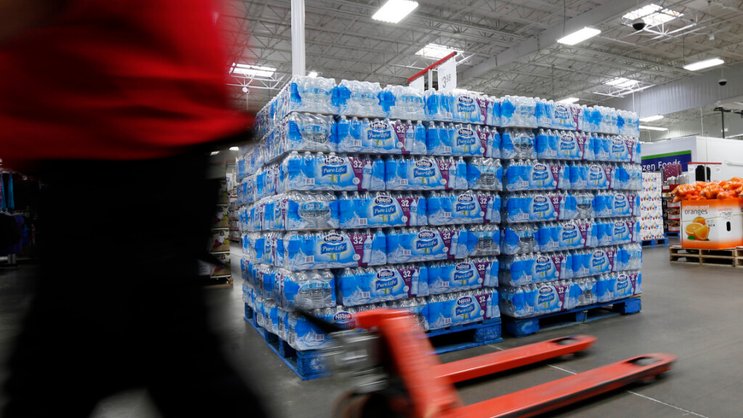 Nestlé Waters Supply Est, filiale du géant suisse chargée de ses eaux minérales, est poursuivie pour avoir "exploité" ou "géré" des décharges sauvages contenant plus de 473'000 mètres cubes de bouteilles en plastique et autres polluants. (archive)