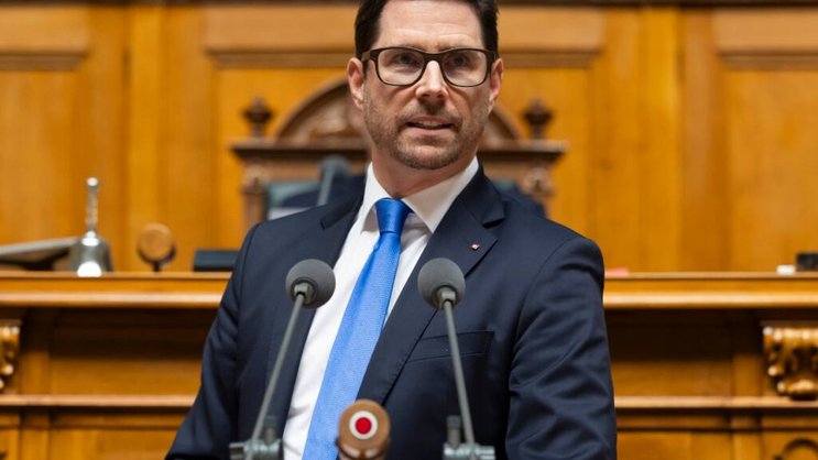 Lars Guggisberg (UDC/BE) souhaite que les personnes qui travaillent après l'âge de la retraite voient leur revenu exonéré de l'impôt fédéral.