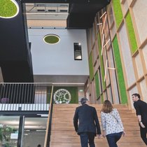 Situé au cœur d’Explorit, lui-même installé à Y-Parc, le plus grand parc technologique de Suisse, Beam Me Up se déploie sur 1400 m2.