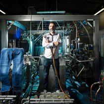 Avec RedElec, David Crettenand a révolutionné l’industrie du denim grâce à un procédé électrochimique de coloration des blue-jeans qui divise l’empreinte écologique de la teinture par dix.